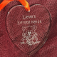 Ornament hart kerstbal gegraveerd als cadeautje voor de eerste kerst samen. 