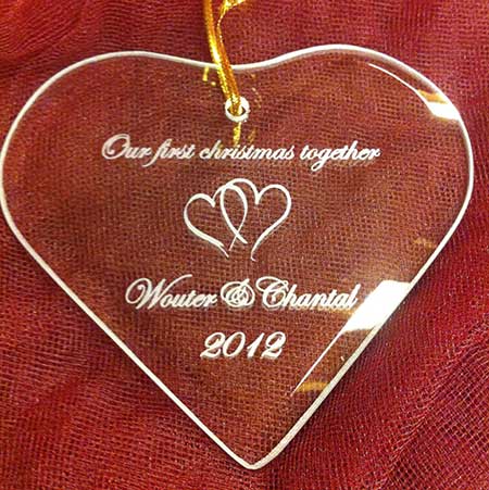 Ornament hart gegraveerd als kado voor de eerste kerst samen