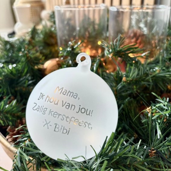 Kerstbal met naam gegraveerd voor baby's eerste kerst